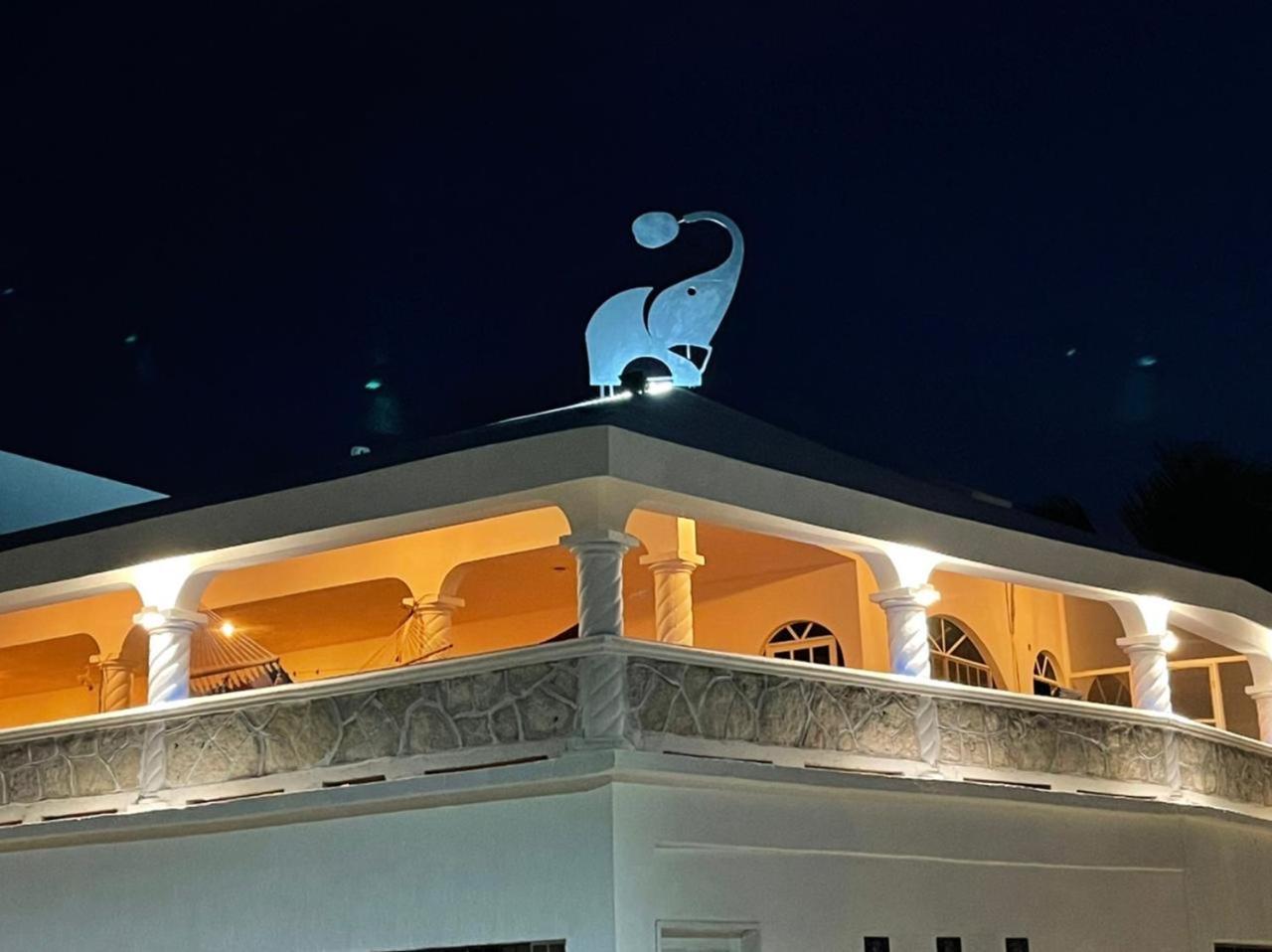 Casa Gajah Hotel Cuyo Bagian luar foto