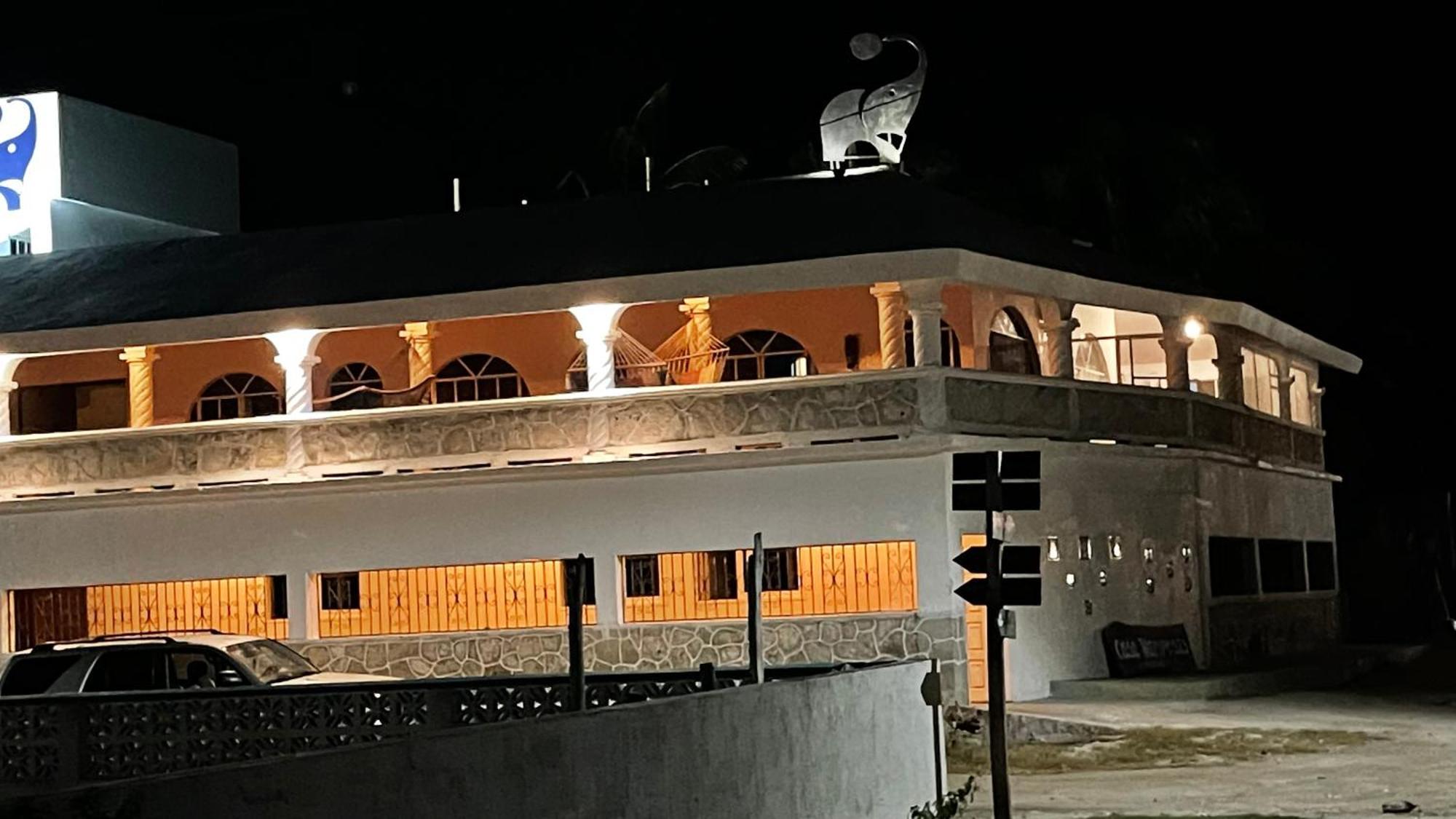 Casa Gajah Hotel Cuyo Bagian luar foto