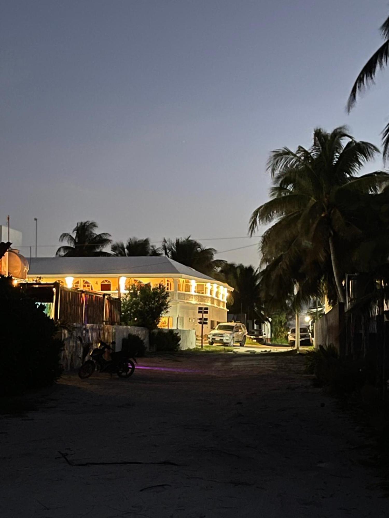Casa Gajah Hotel Cuyo Bagian luar foto